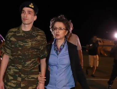Η συγκινητική στιγμή αντάμωσης των Μητρετώδη και Κουκλατζή με τους γονείς τους